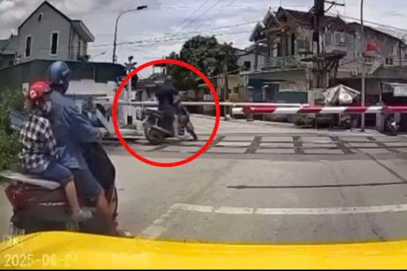 Gác chắn đã hạ, người đàn ông vẫn cố vượt qua đường sắt bị tàu hoả tông tử vong
