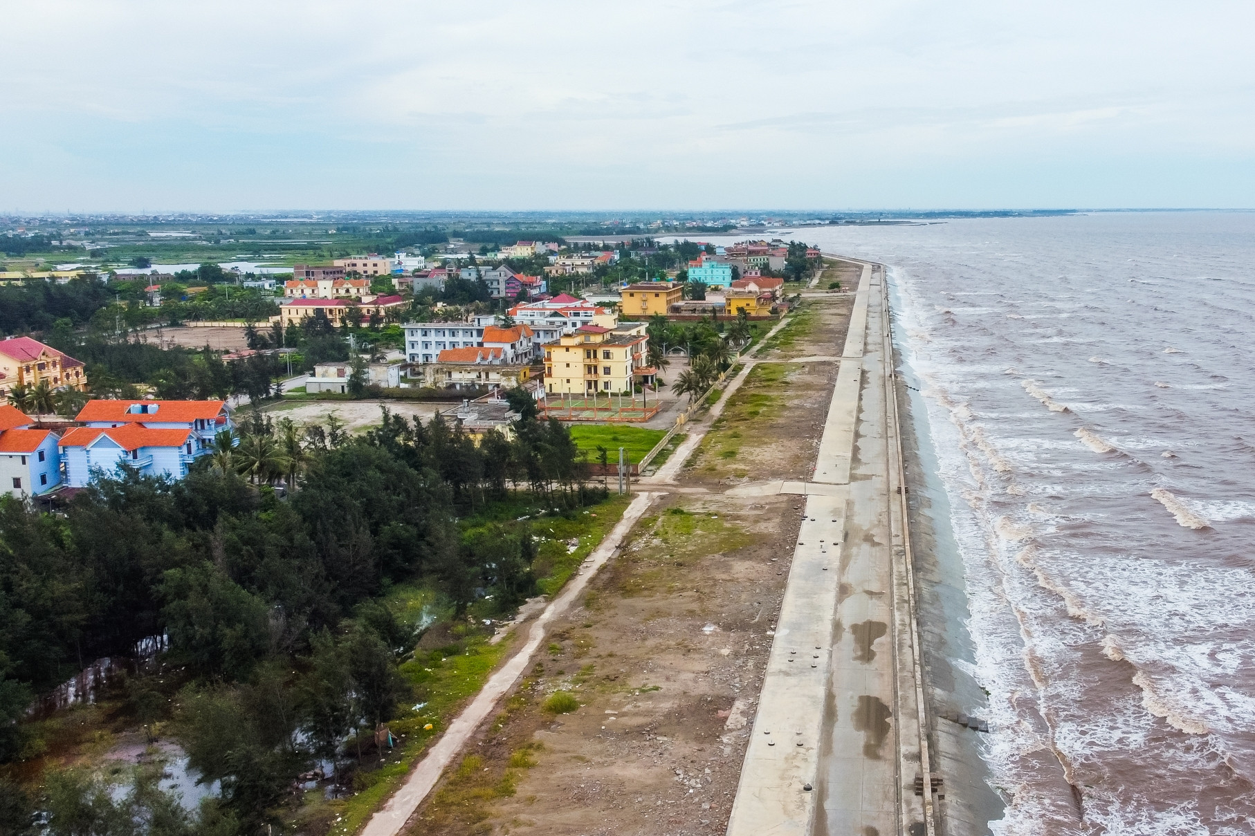 Cảnh khác lạ chưa từng có ở Quất Lâm; Hà Nội xuất hiện căn hộ 12,2 triệu đồng/m2