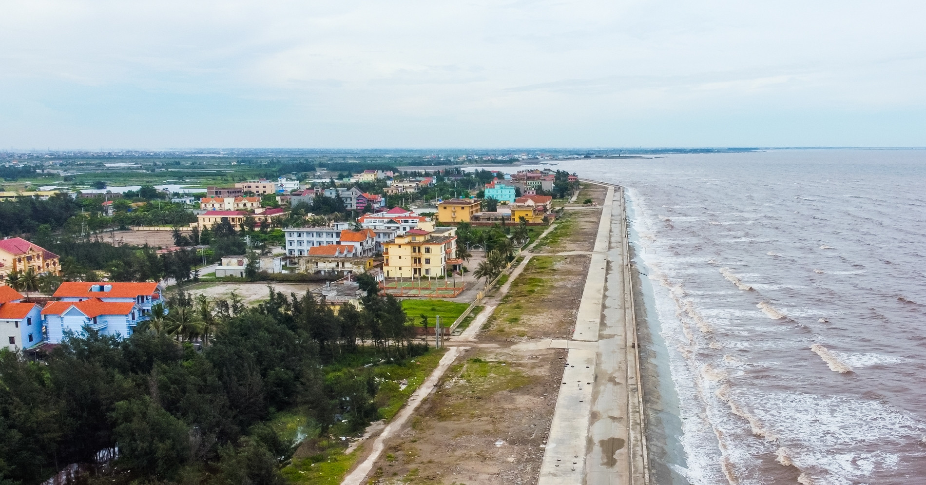 Cảnh khác lạ chưa từng có ở Quất Lâm; Hà Nội xuất hiện căn hộ 12,2 triệu đồng/m2