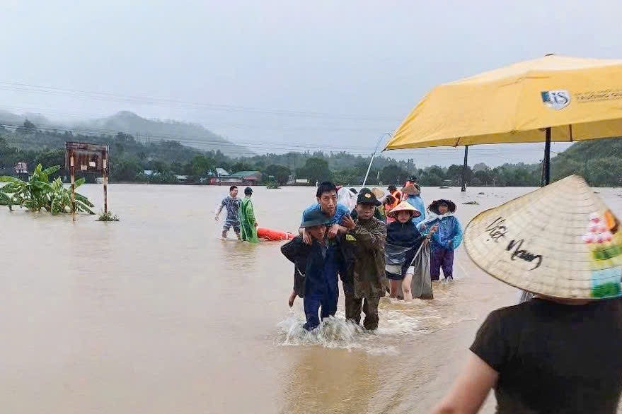 Miền Bắc còn mưa lớn xối xả, lũ trên sông Cầu đang lên rất nhanh
