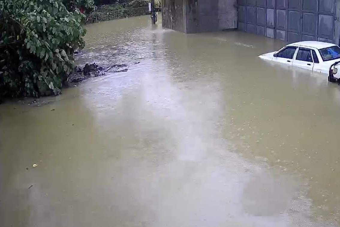 Mưa lớn kéo dài từ đêm trước chưa dứt, TP Thái Nguyên ngập nghiêm trọng