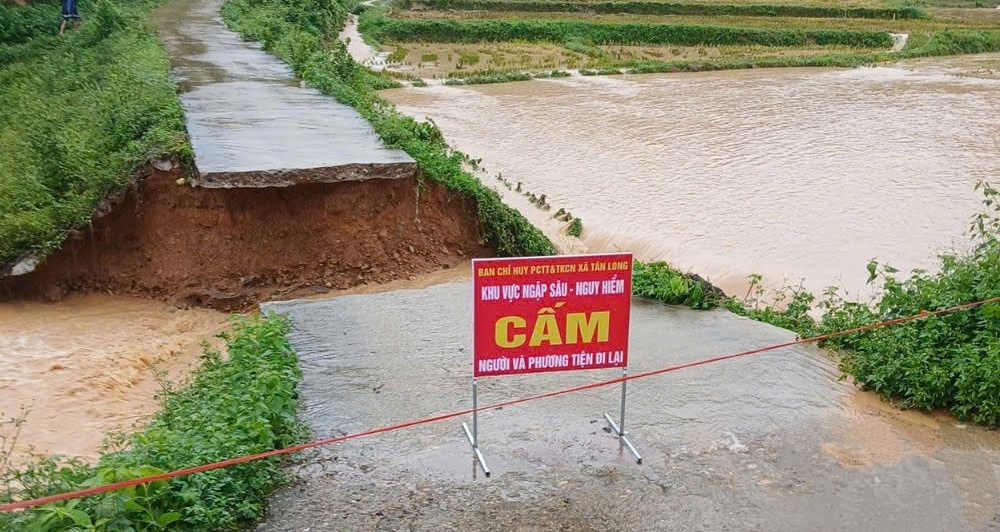 Mưa xối xả, hàng chục hộ dân ở Thái Nguyên phải di dời do nguy cơ sạt lở, ngập úng