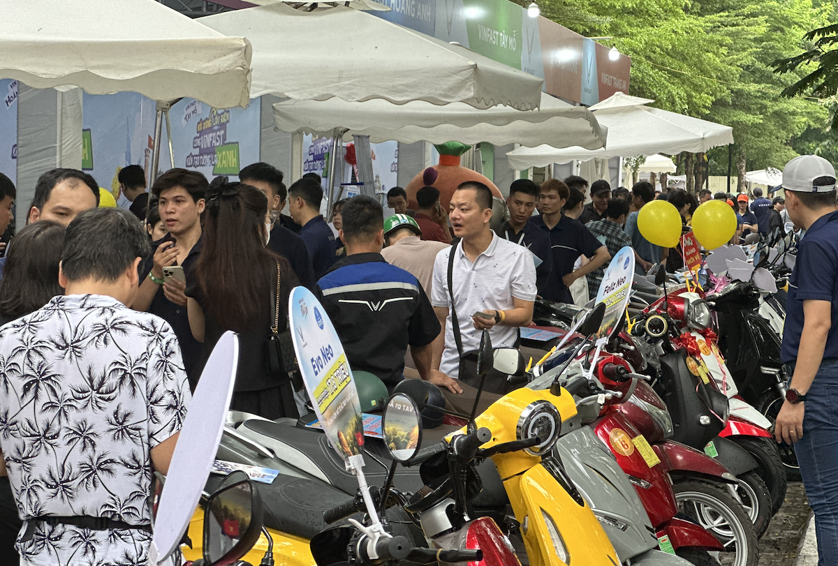 Người dân ở Hà Nội chen chân đi đổi xe máy xăng lấy xe máy điện