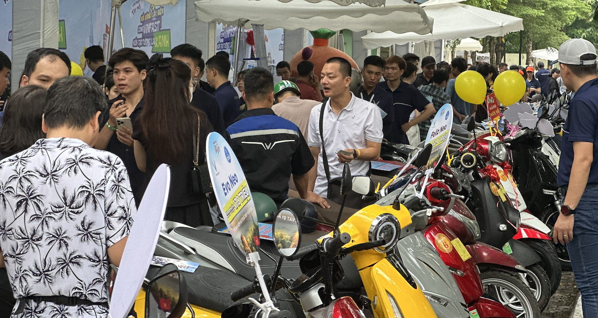 Người dân ở Hà Nội chen chân đi đổi xe máy xăng lấy xe máy điện