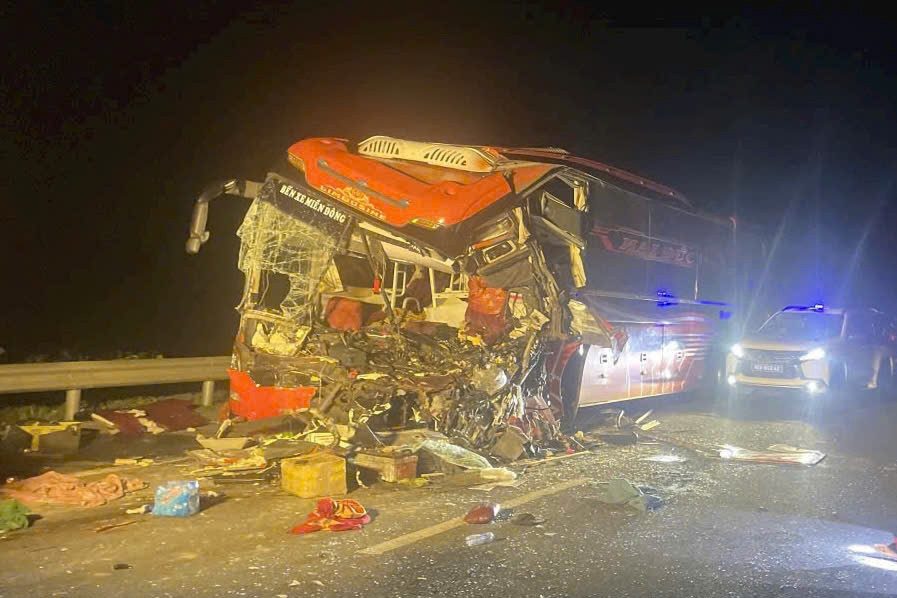 Tạm giữ tài xế vụ xe khách tông ô tô tải dừng đỗ trên cao tốc khiến 2 người tử vong