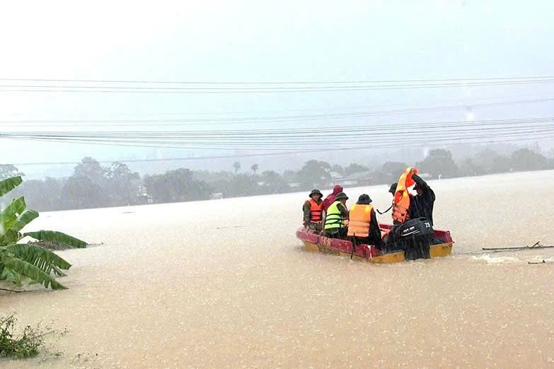 Thái Nguyên huy động hàng trăm cán bộ, chiến sĩ cứu trợ người dân vùng ngập sâu