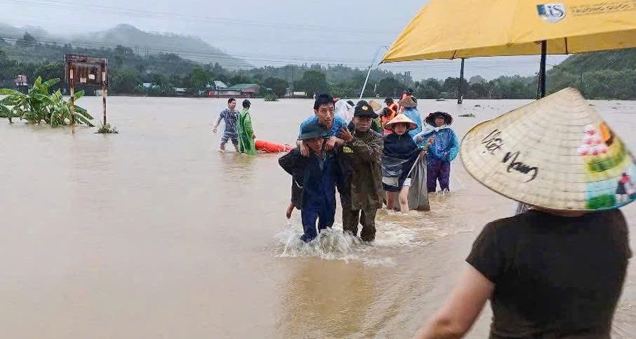 Thái Nguyên huy động hàng trăm cán bộ, chiến sĩ cứu trợ người dân vùng ngập sâu