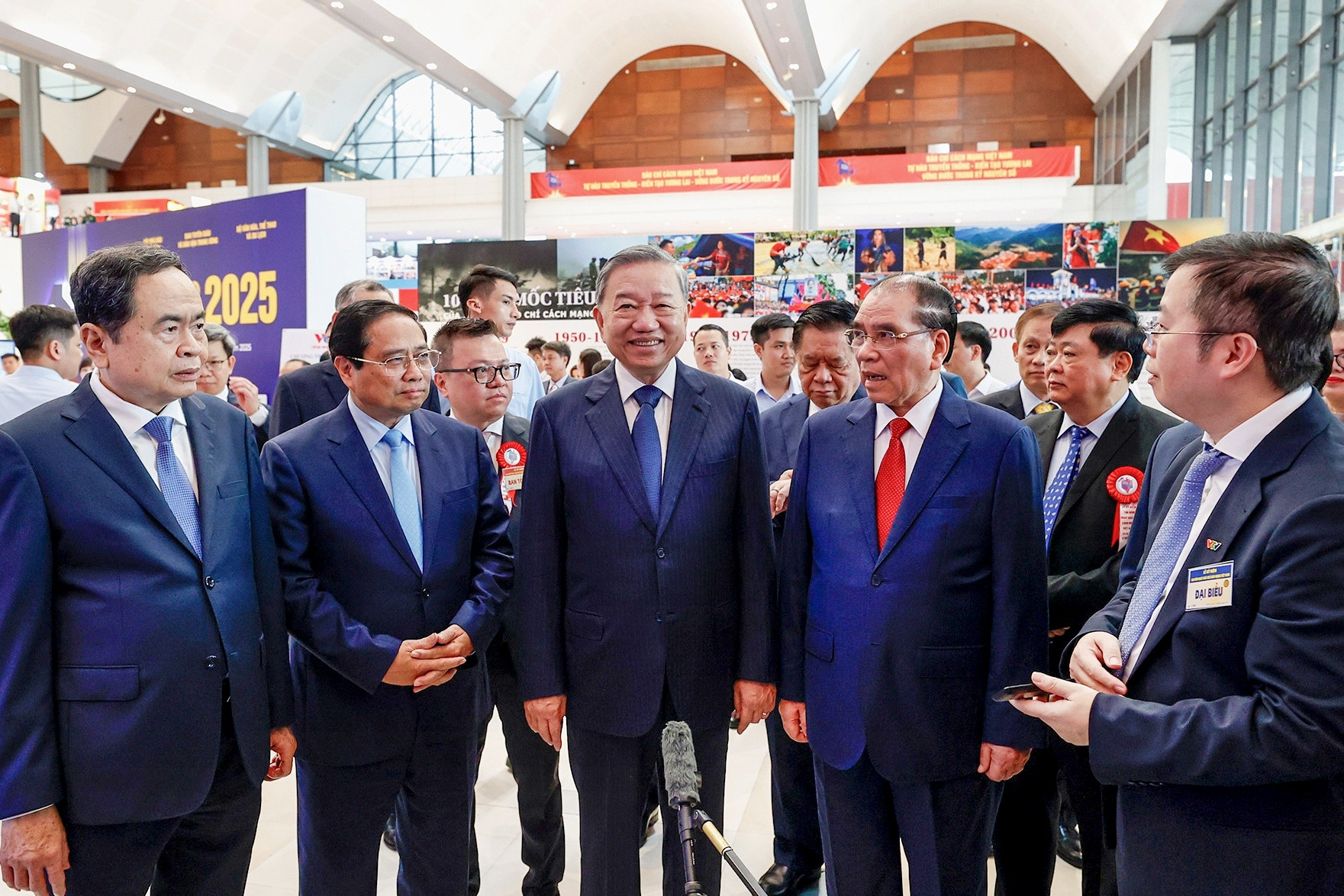 Tổng Bí thư: Đảng không bao giờ từ bỏ vũ khí chiến đấu của mình là báo chí