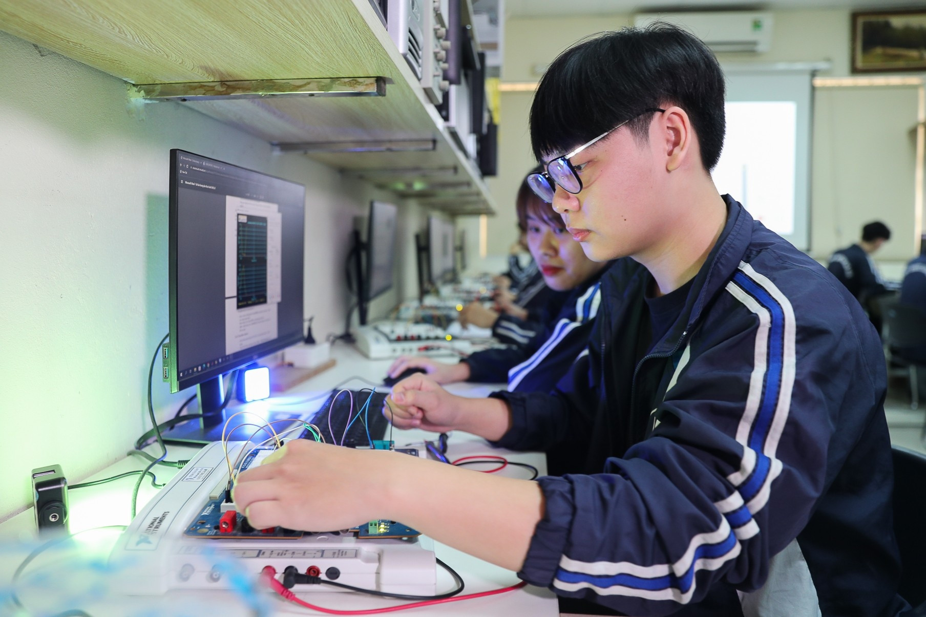 Trường ĐH Công nghệ - ĐHQGHN thêm 2 tổ hợp xét tuyển mới năm 2025 có môn Tin
