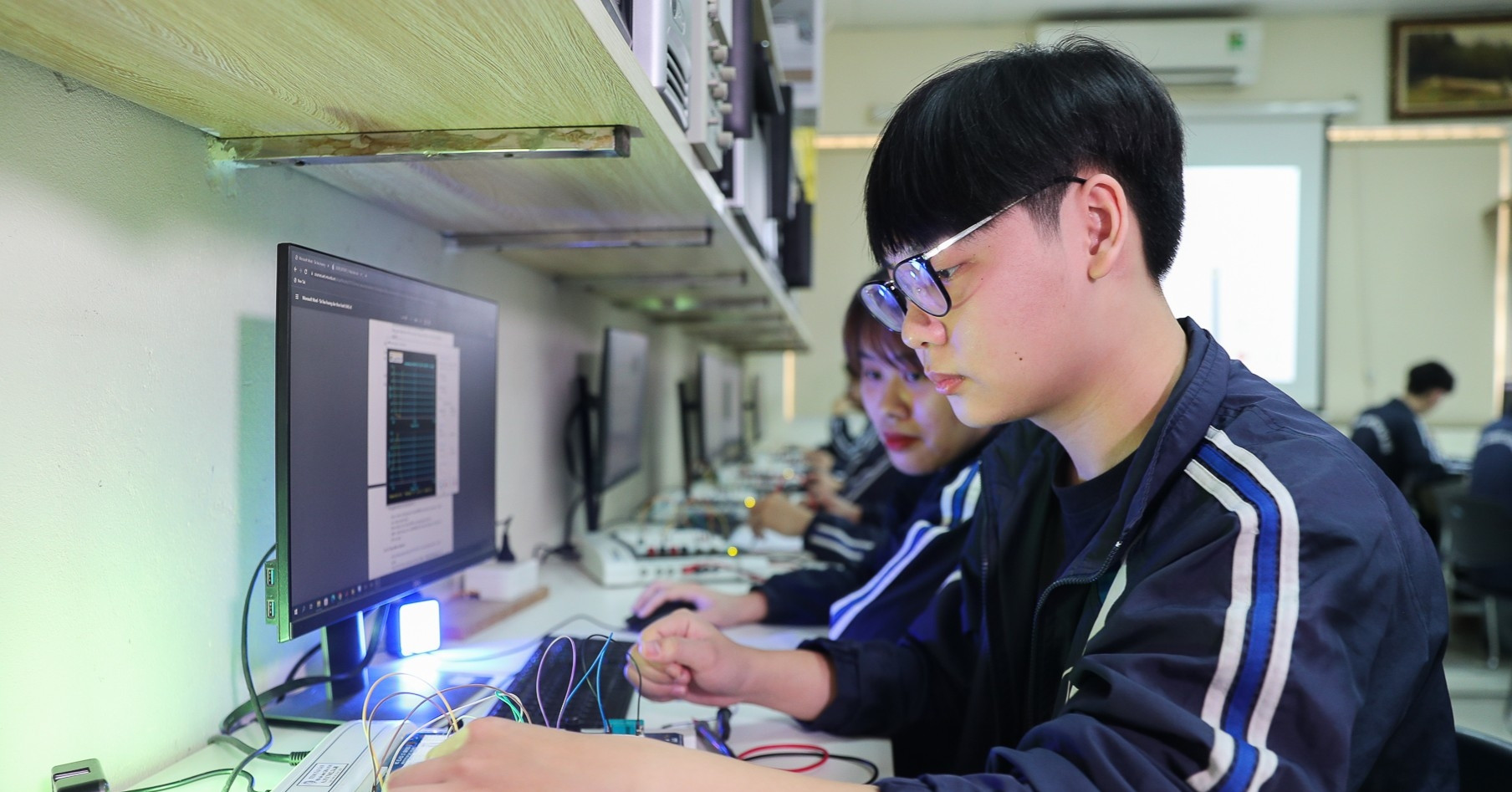 Trường ĐH Công nghệ - ĐHQGHN thêm 2 tổ hợp xét tuyển mới năm 2025 có môn Tin