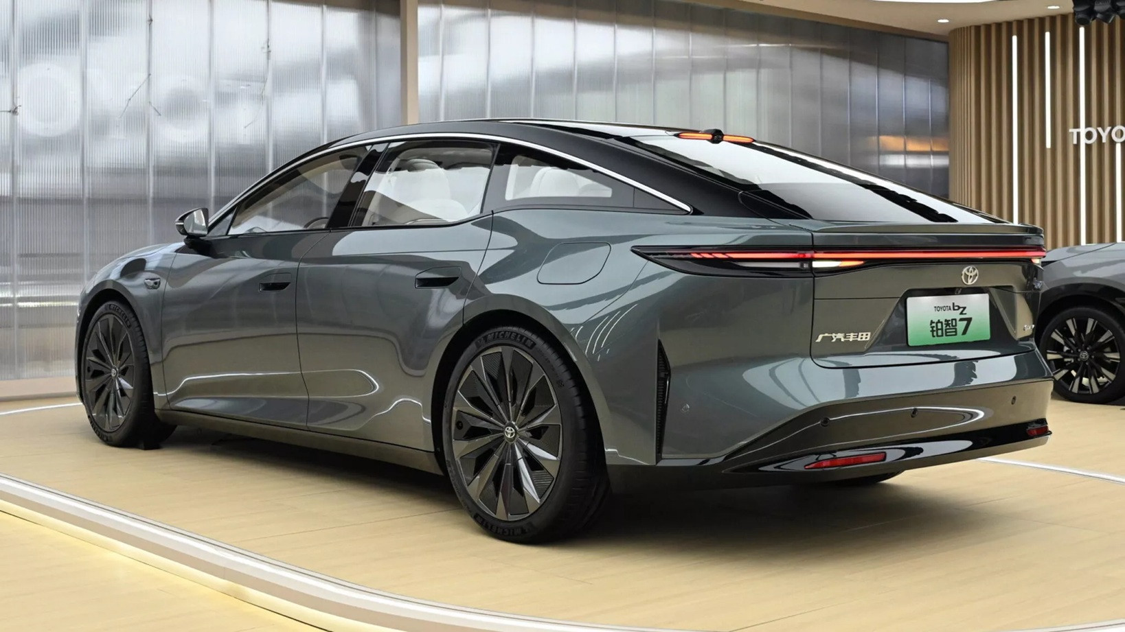 xe dien toyota 2.jpg