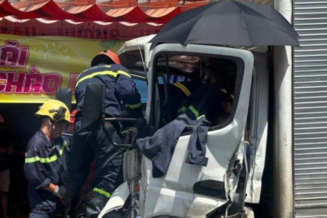 Xe tải tông nhau, 2 tài xế kẹt trong cabin biến dạng kêu cứu