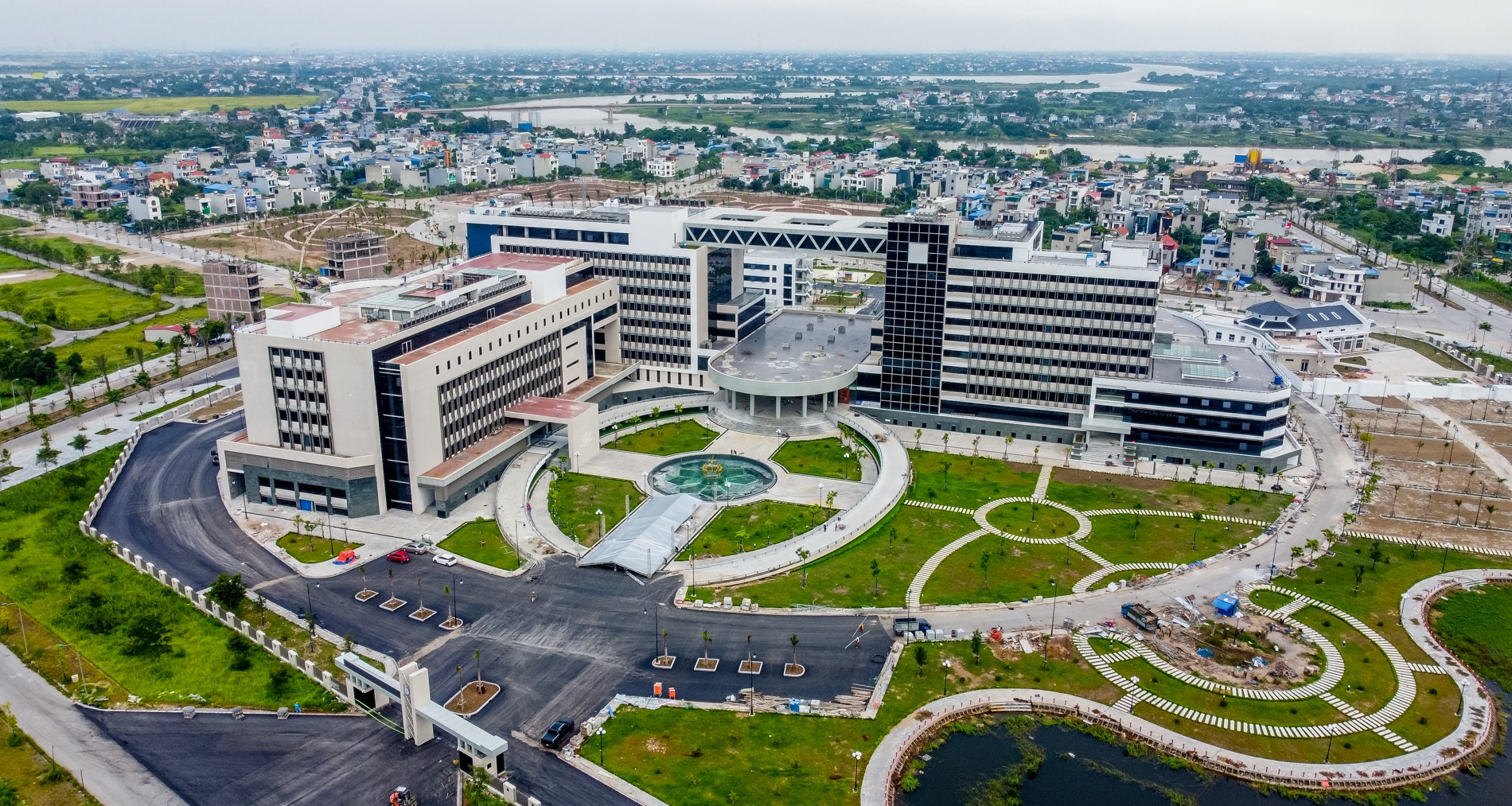 Bệnh viện nghìn tỷ có sân đỗ trực thăng sắp hoạt động sau 18 năm khởi công