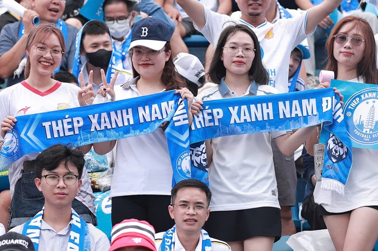 CĐV 'đại náo' sân Thiên Trường ngày Nam Định nâng Cúp