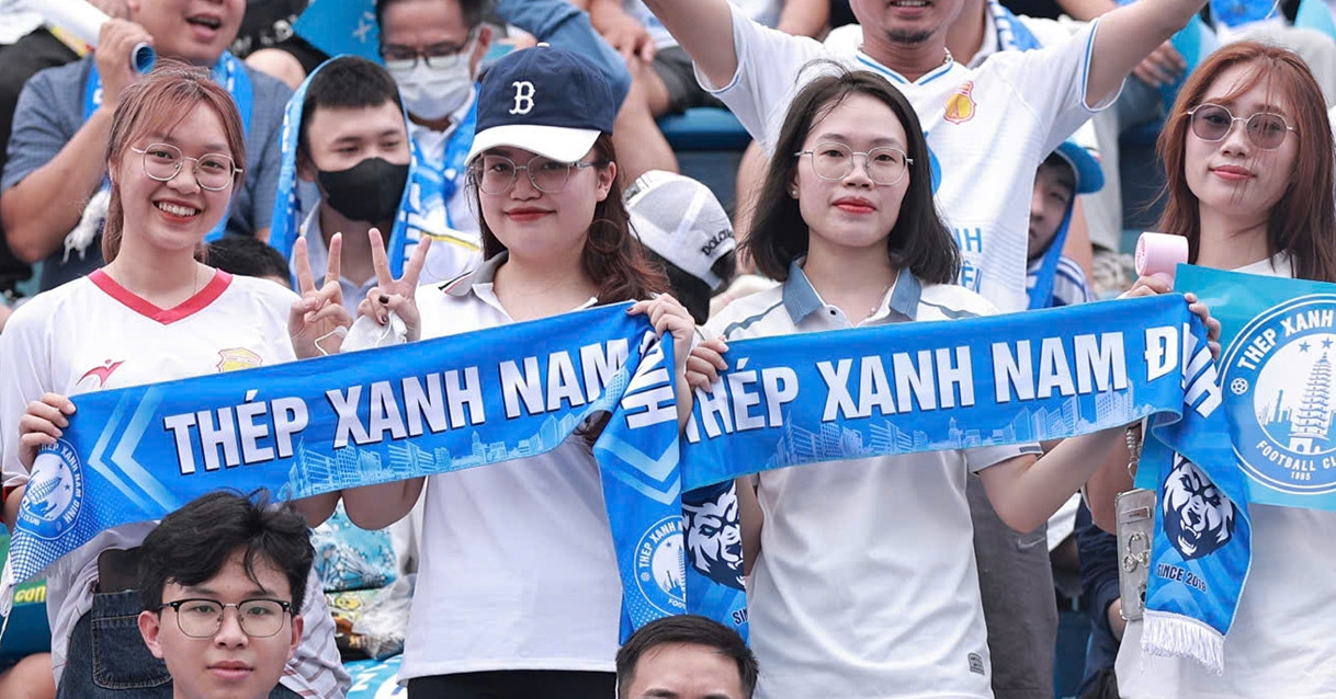 CĐV 'đại náo' sân Thiên Trường ngày Nam Định nâng Cúp