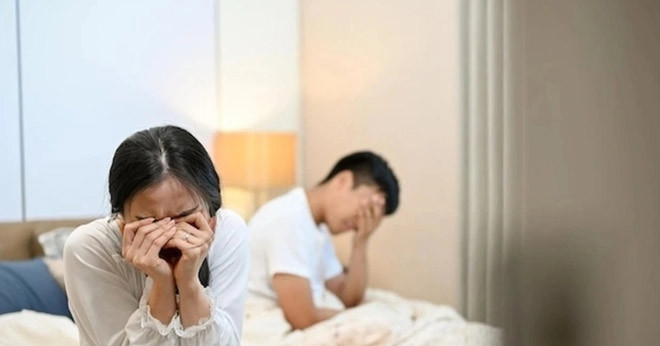 Chồng thản nhiên ngoại tình với bồ trên ô tô mua bằng tiền mượn bố mẹ vợ