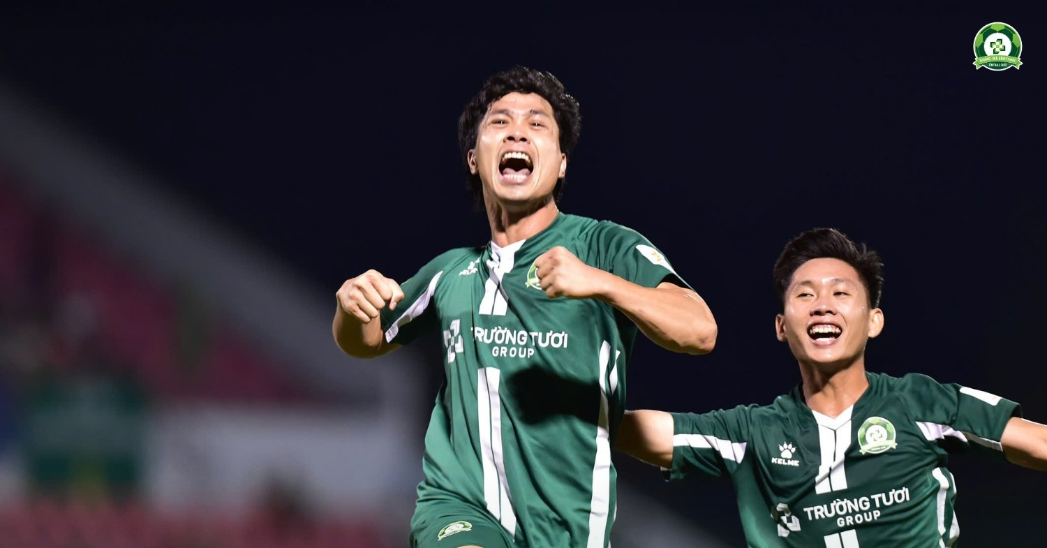Công Phượng đối đầu thủ môn Bùi Tiến Dũng ở trận play-off V-League