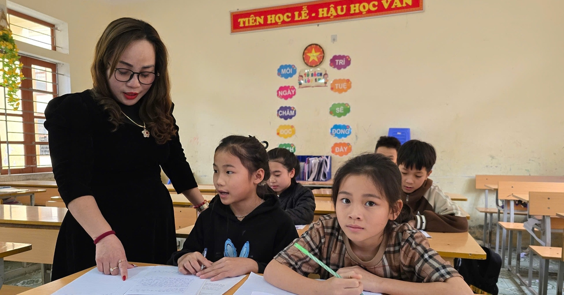 Dạy thêm trong nhà trường, mỗi lớp dạy thêm không được vượt quá 45 học sinh