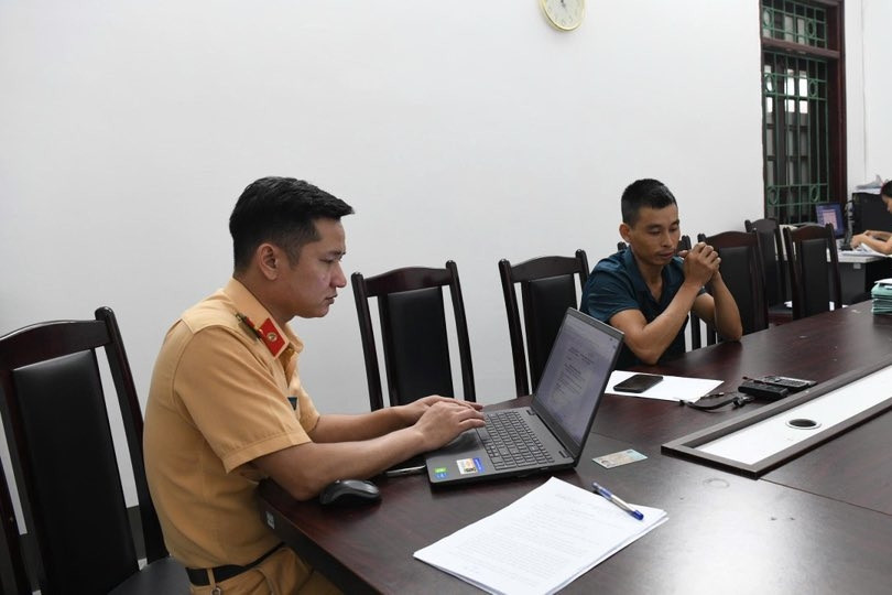 Gắn camera cúc áo để gian lận thi sát hạch lái xe ô tô ở Phú Thọ