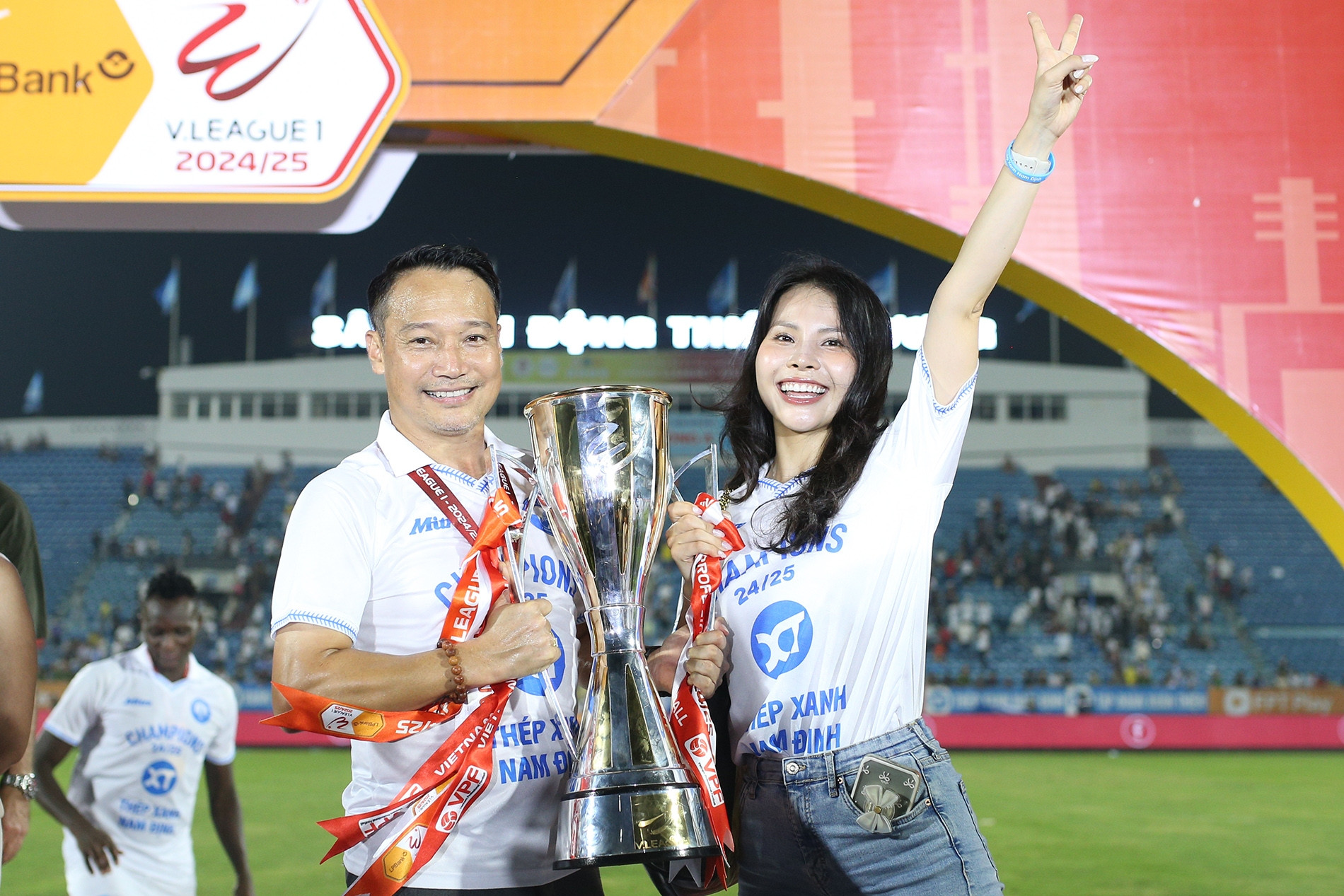 HLV Nam Định nói lời xúc động, ôm hôn vợ sắp cưới cực xinh