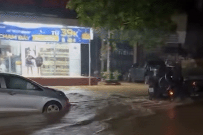 Mưa xối xả tại Yên Bái, ô tô bì bõm vượt qua biển nước