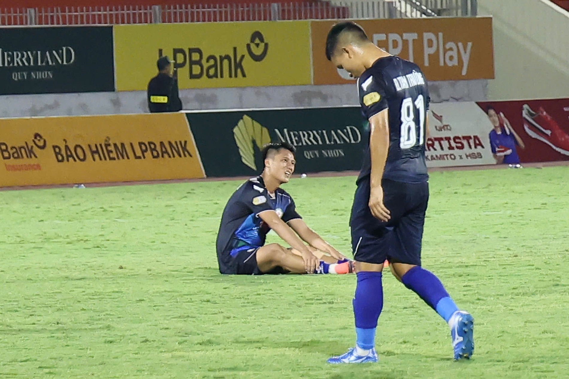 Nhận vé rớt hạng, cầu thủ Bình Định đổ gục xuống sân