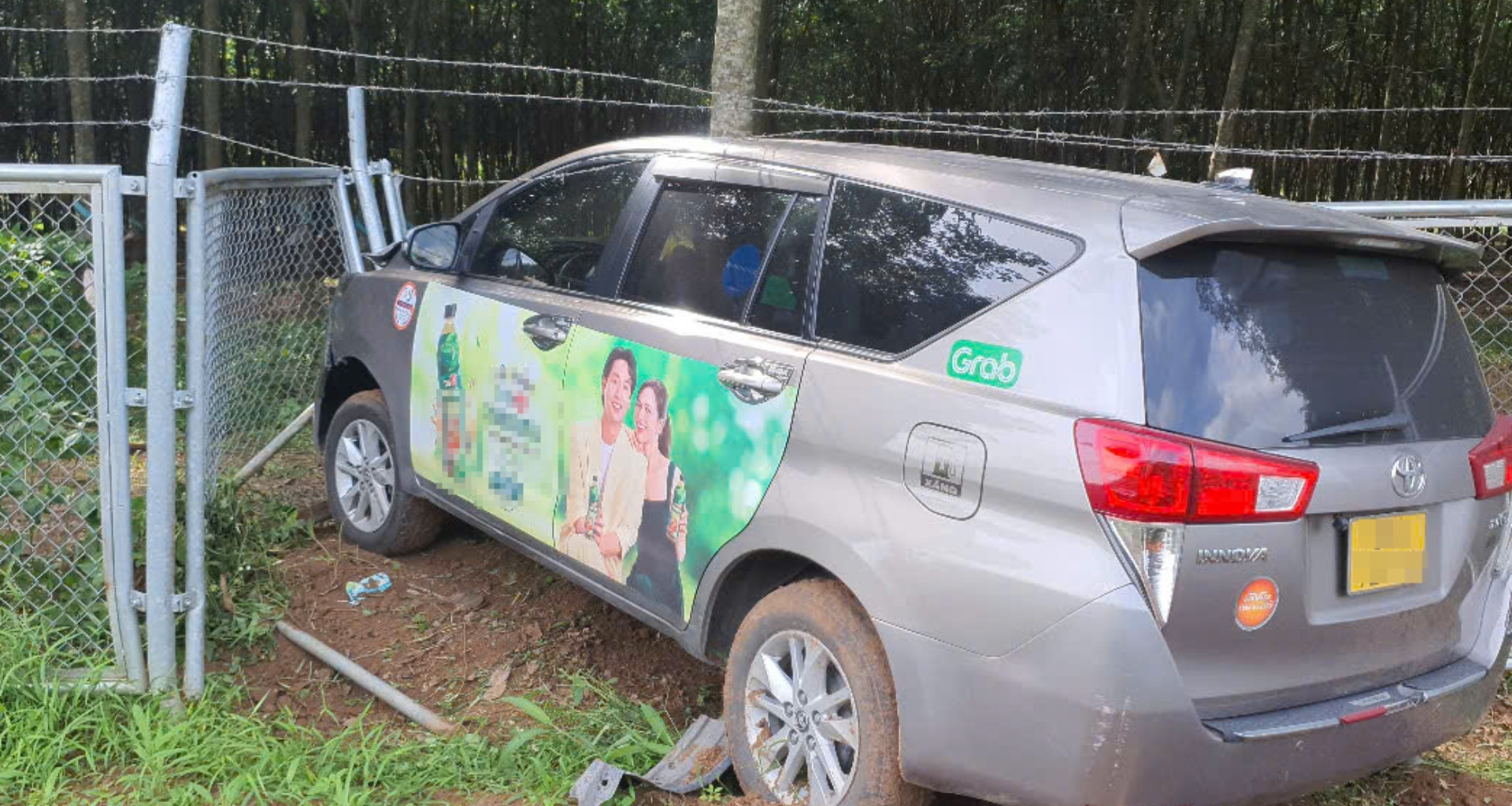 Ô tô 7 chỗ mất lái lao khỏi cao tốc Phan Thiết - Dầu Giây