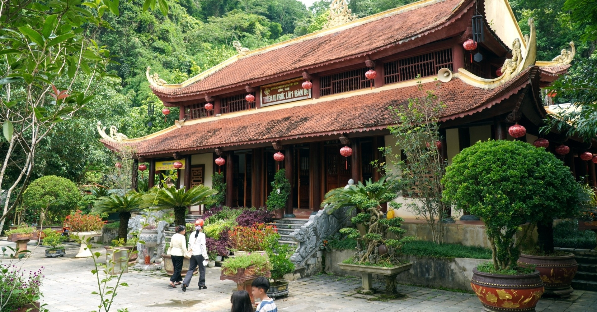 Ấn tượng với quần thể Thiền tự Trúc lâm, nơi thờ cả tướng sĩ nghĩa quân Lam Sơn