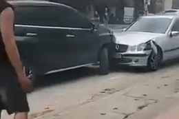 Tài xế gây tai nạn liên hoàn rồi bất tỉnh, trên tay vẫn cầm kim tiêm