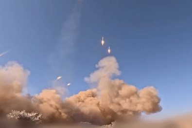 Tên lửa mang đầu đạn chùm Iran ồ ạt dội vào Israel khủng khiếp mức nào?