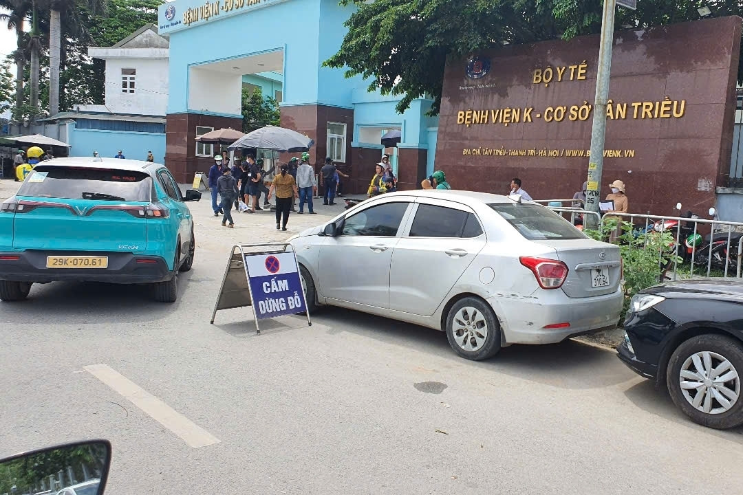 'Vòng luẩn quẩn' xe cộ trước cổng bệnh viện chữa ung thư lớn nhất Hà Nội