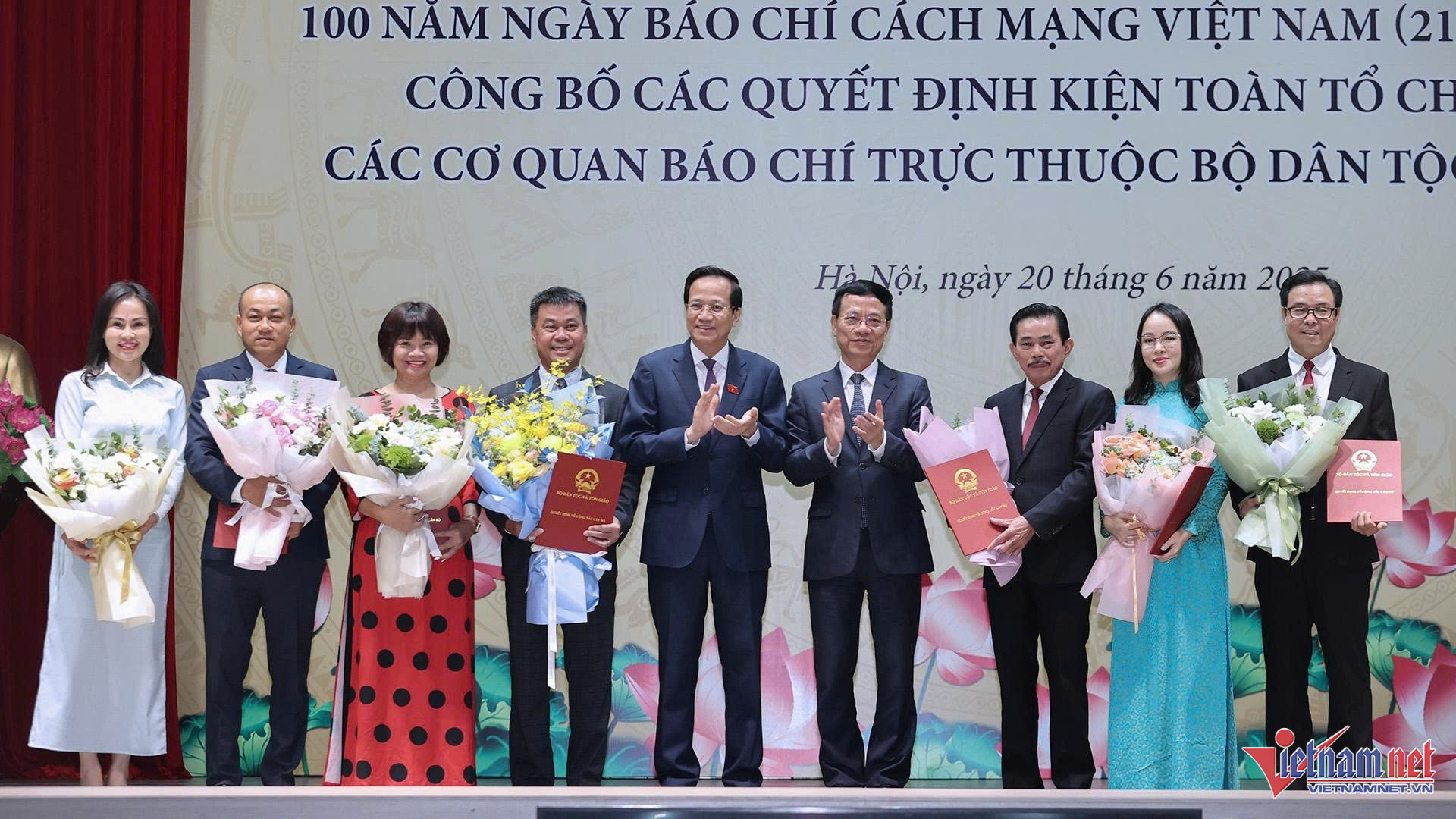 W-w hai bo truong chuc mung bo nhiem 93510.jpg