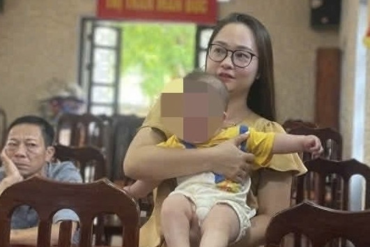 Bé trai 4 tháng tuổi bị bỏ rơi trong đêm, đồ dùng và lời nhắn để lại gây xót xa