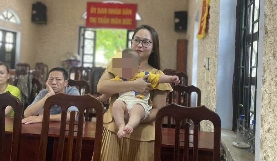 Bé trai 4 tháng tuổi bị bỏ rơi trong đêm, đồ dùng và lời nhắn để lại gây xót xa