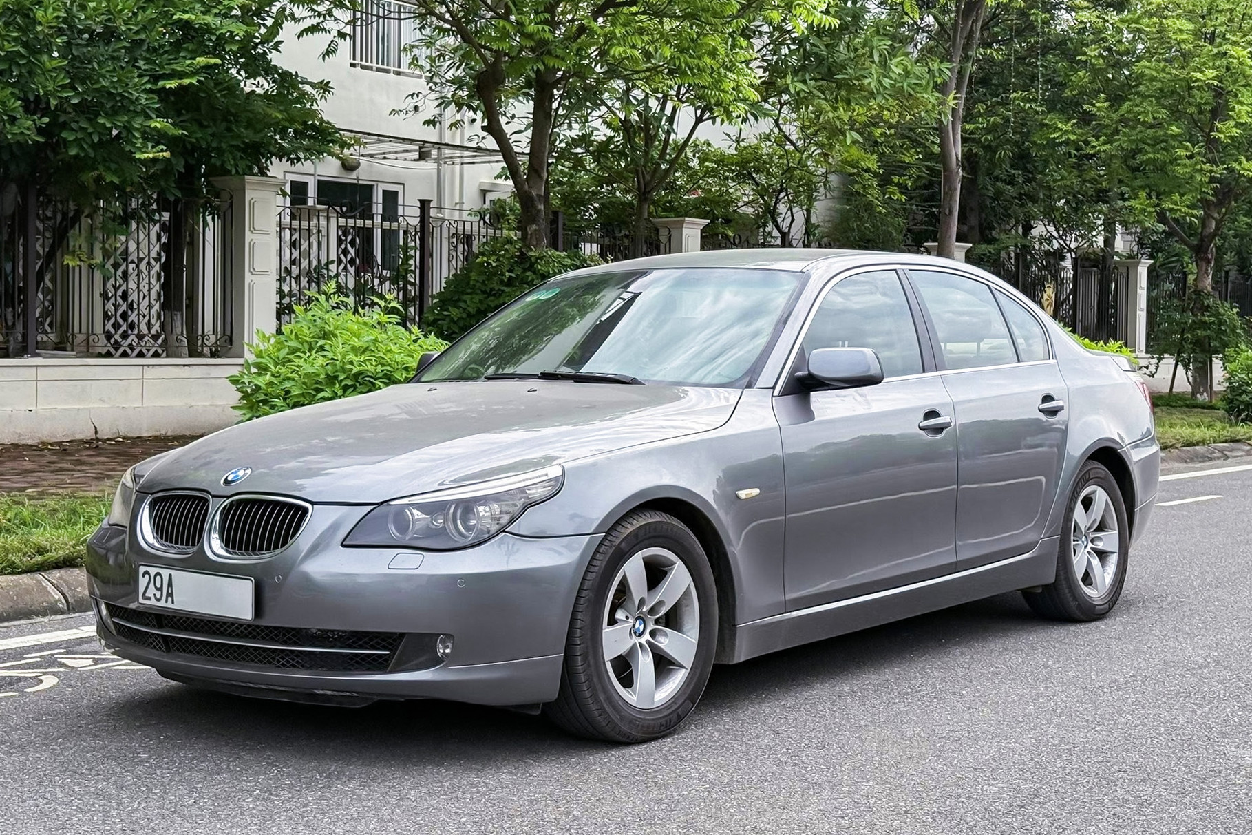 BMW 523i 17 năm tuổi bán giá hơn 280 triệu đồng dù mới đi 72.000 km