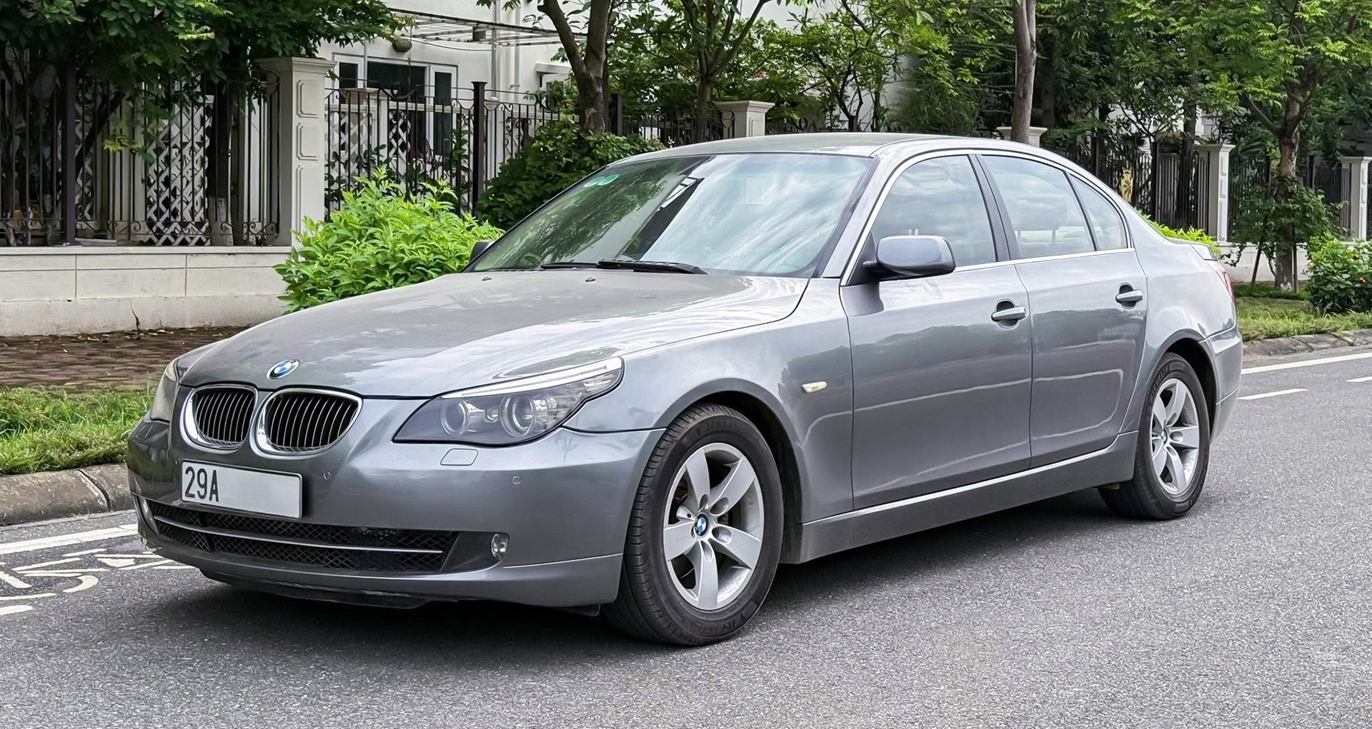 BMW 523i 17 năm tuổi bán giá hơn 280 triệu đồng dù mới đi 72.000 km
