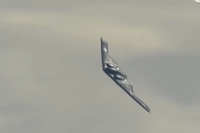 Cận cảnh máy bay B-2 Spirit trở lại căn cứ sau đòn đánh lớn vào hạt nhân Iran