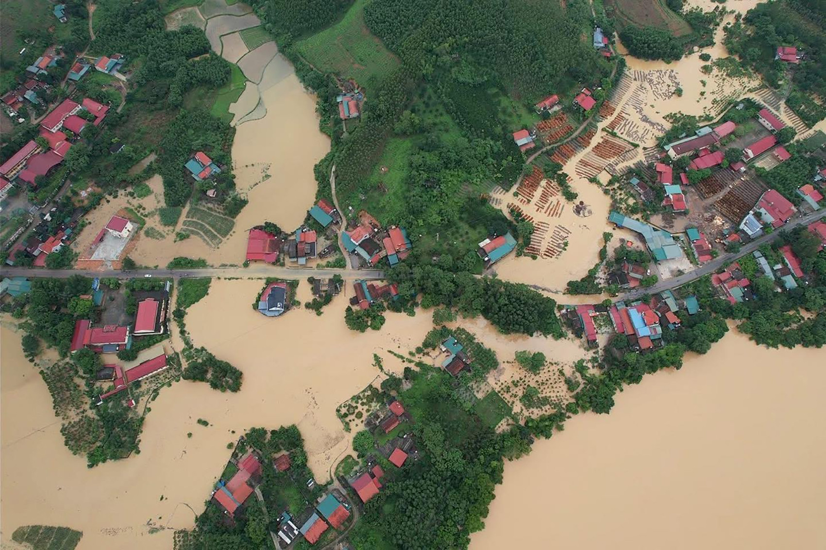 Cảnh tượng hàng trăm hộ dân bị cô lập, ngập trong biển nước sau mưa trắng trời ở Lạng Sơn