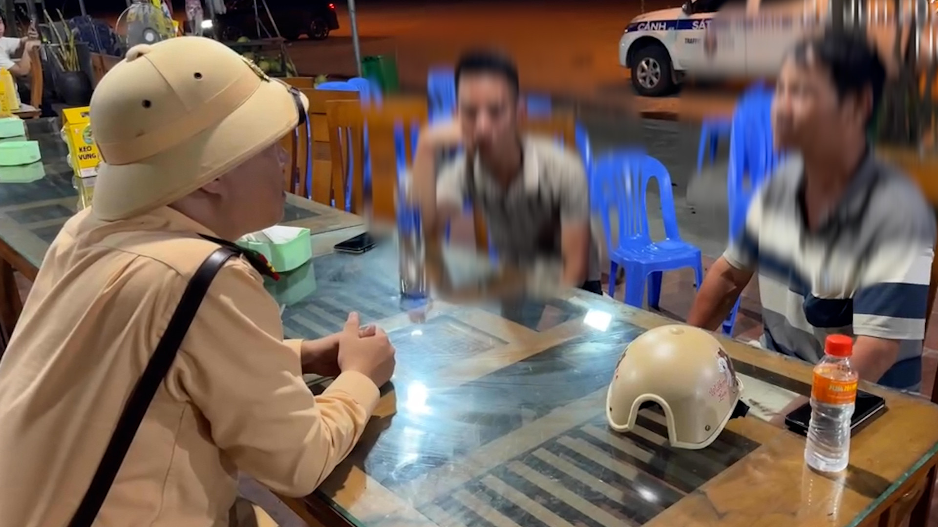 CSGT phat to roi.00_00_13_09.Still020.jpg