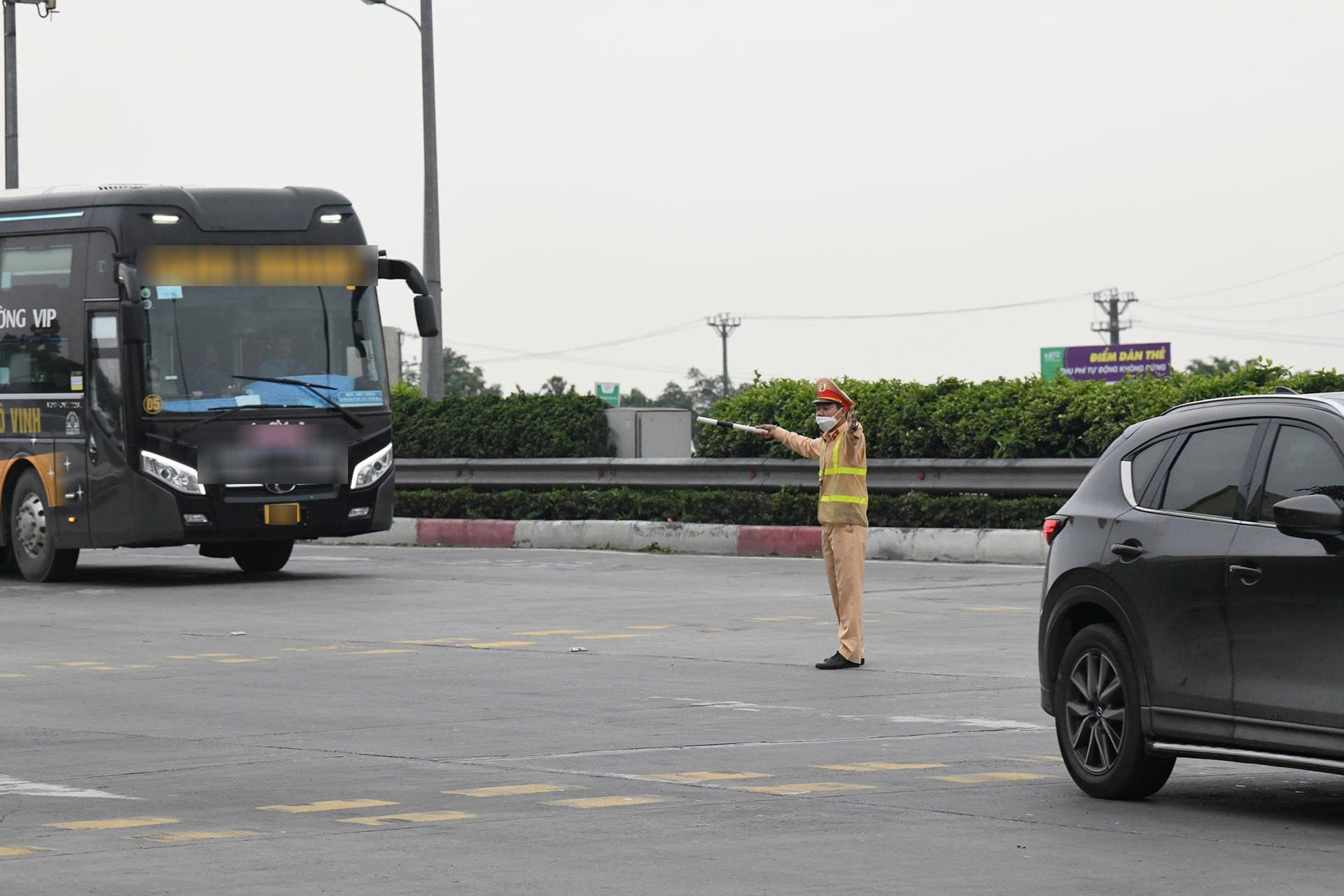 CSGT xử lý mạnh 4 nhóm hành vi trên cao tốc, soi kỹ lái xe dùng điện thoại