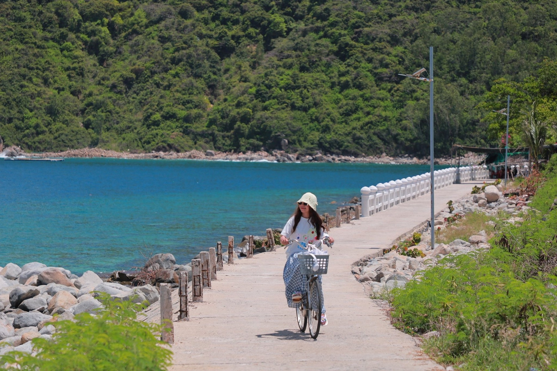Đảo nhỏ hoang sơ ở Nha Trang, điện 'chập chờn' nhưng cảnh đẹp như trong phim