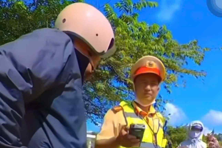 Đề nghị điều chuyển khỏi lực lượng một CSGT có lời nói khiếm nhã khi đo nồng độ cồn