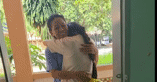 Đeo bảng đi tìm mẹ suốt 3 tháng giữa TPHCM, cô gái 18 tuổi vỡ òa khi đoàn tụ