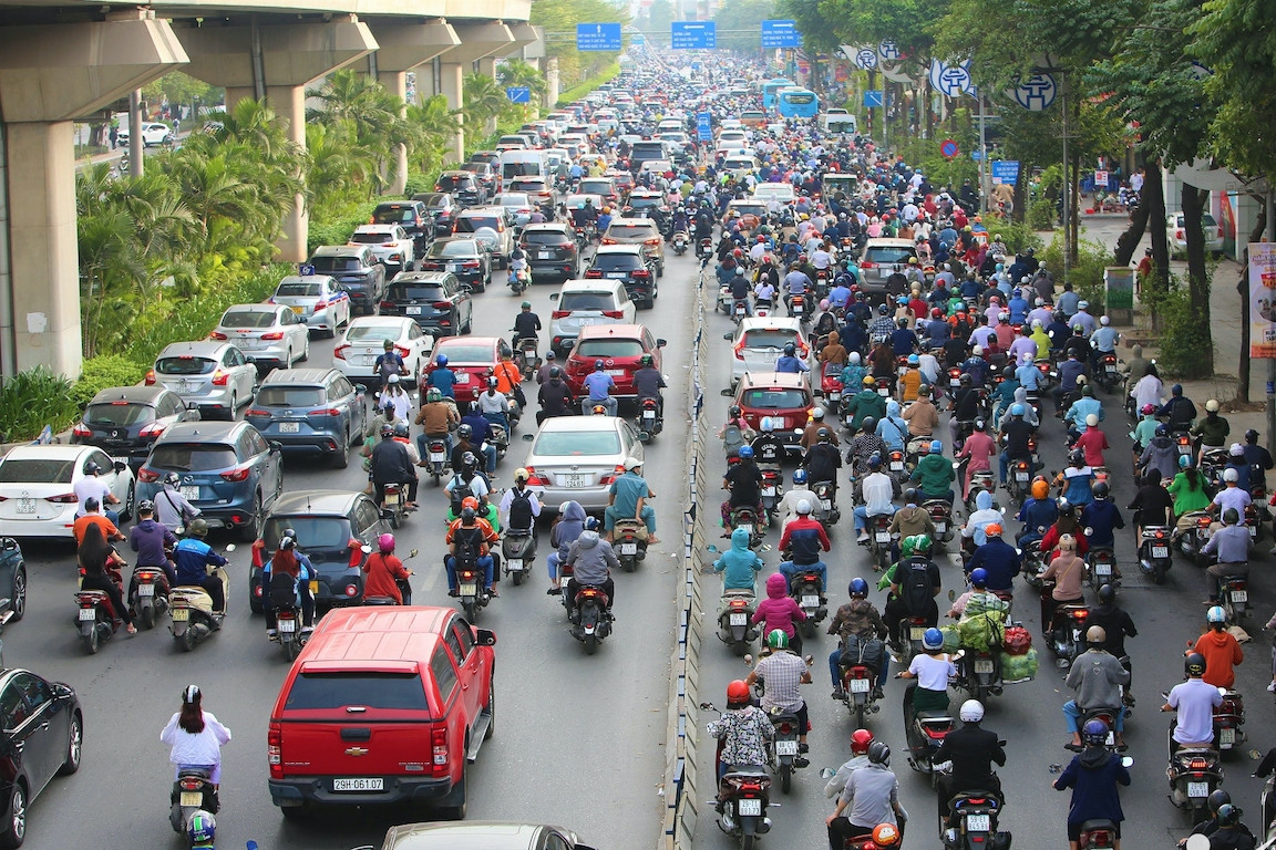 Hà Nội quyết lắp dải phân cách cứng: Không thể chấp nhận giao thông lộn xộn mãi!