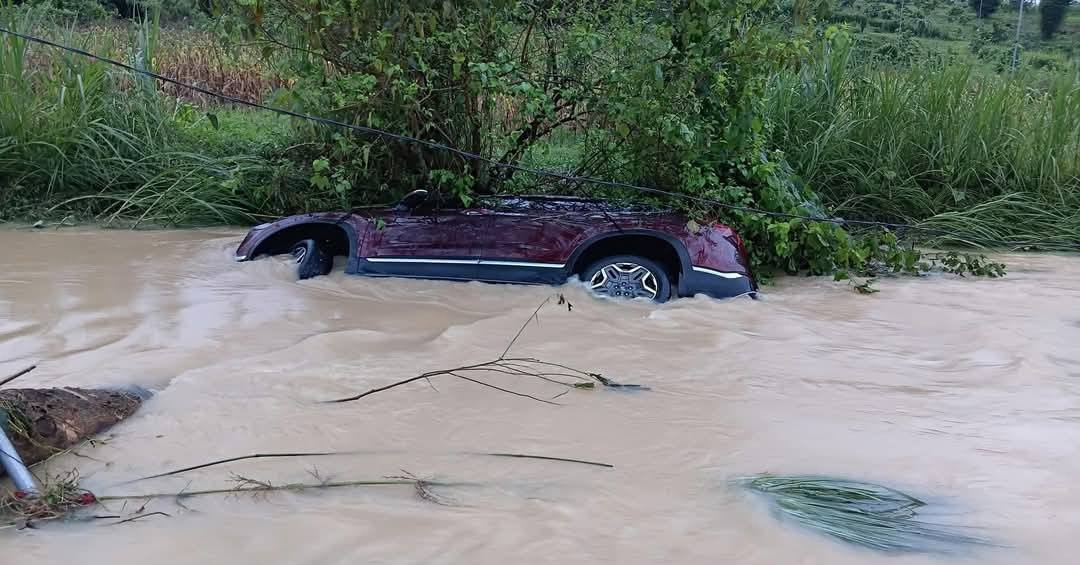 Lũ cuốn trôi ô tô chở 5 người ở Tuyên Quang