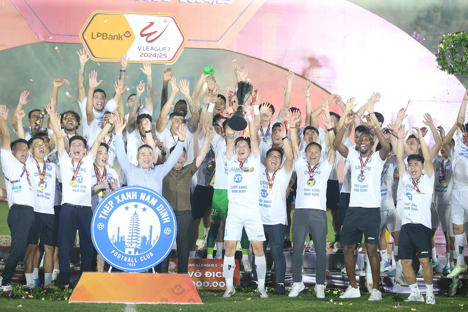 Nam Định và hành trình vô địch tuyệt đối ở V-League