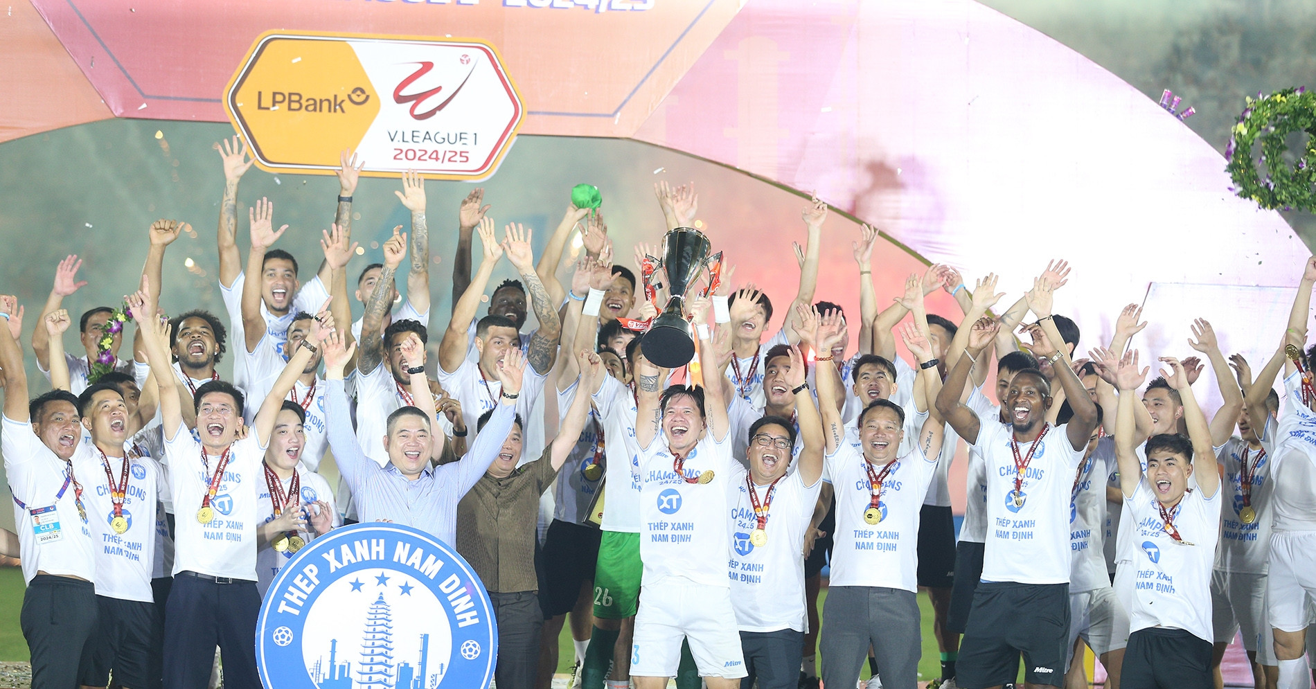Nam Định và hành trình vô địch tuyệt đối ở V-League