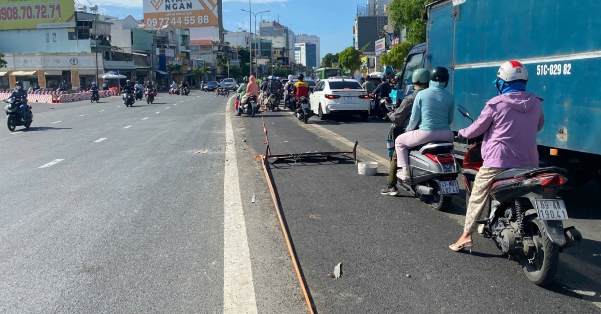 Người dân xô ngã rào chắn, tùy tiện vào đường 4.800 tỷ đồng để né kẹt xe