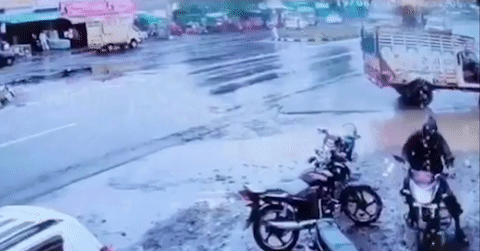 Ô tô con bị xe tải húc văng, kéo lê hơn 100 mét trên đường