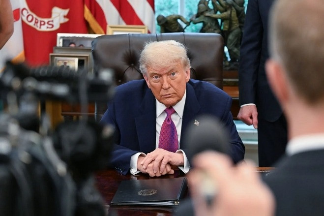 Ông Trump ám chỉ thay đổi chính quyền Tehran, Iran đóng cửa eo biển Hormuz